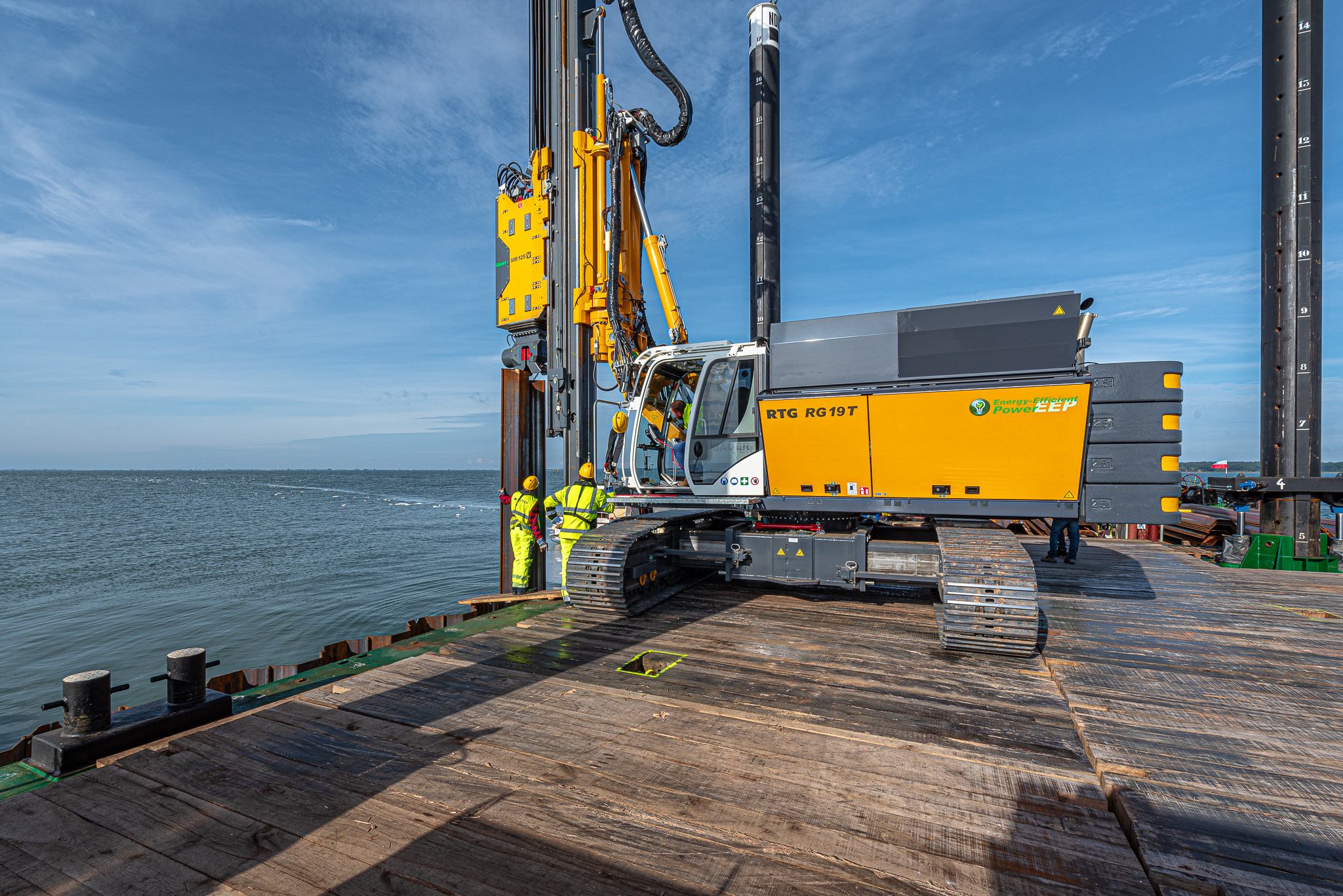 A sheet pile wall is produced by driving, pressing or impact driving.
