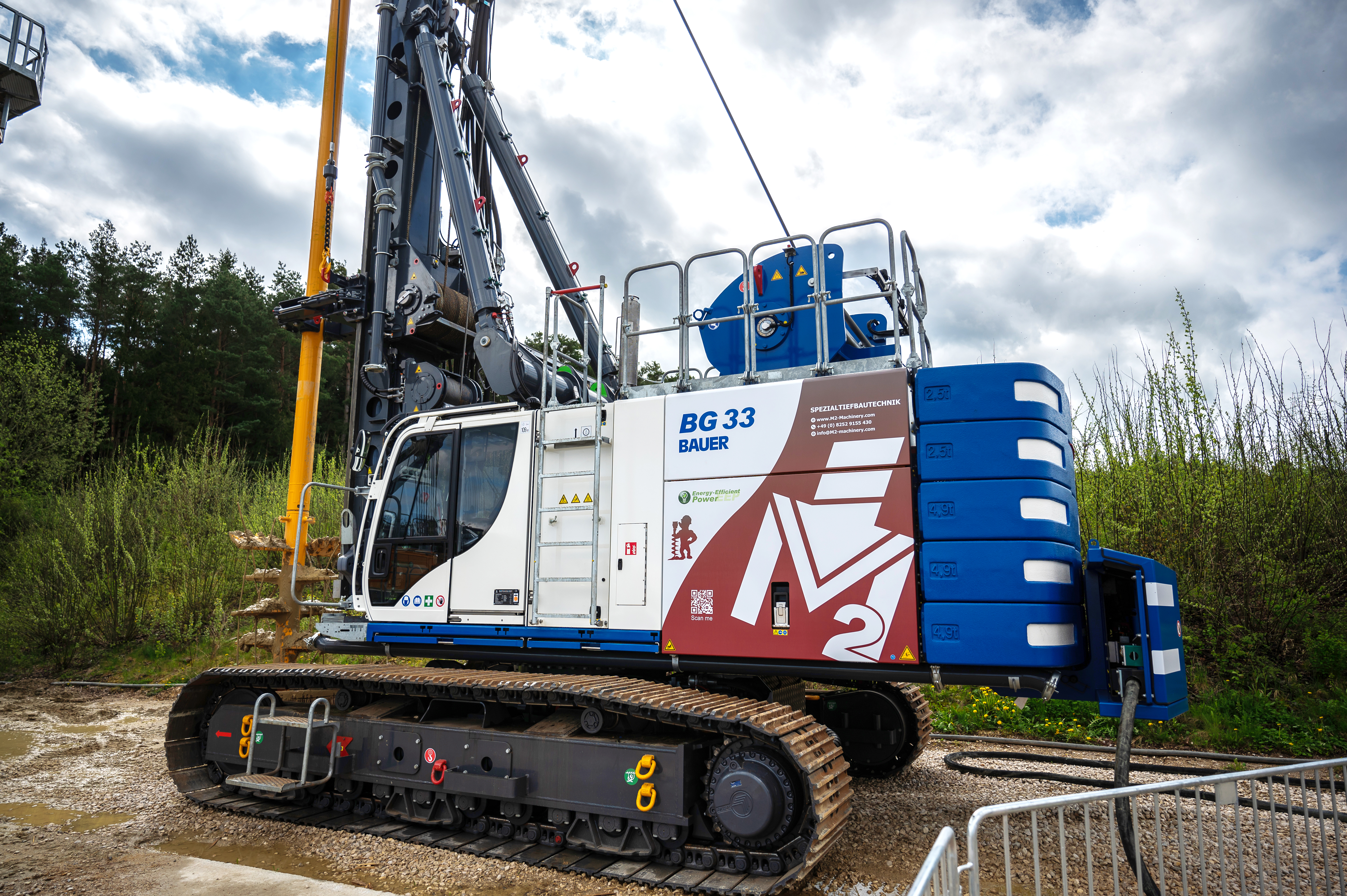 The multifunctional BG 33 Bauer drilling rig on a BT 85 base carrier