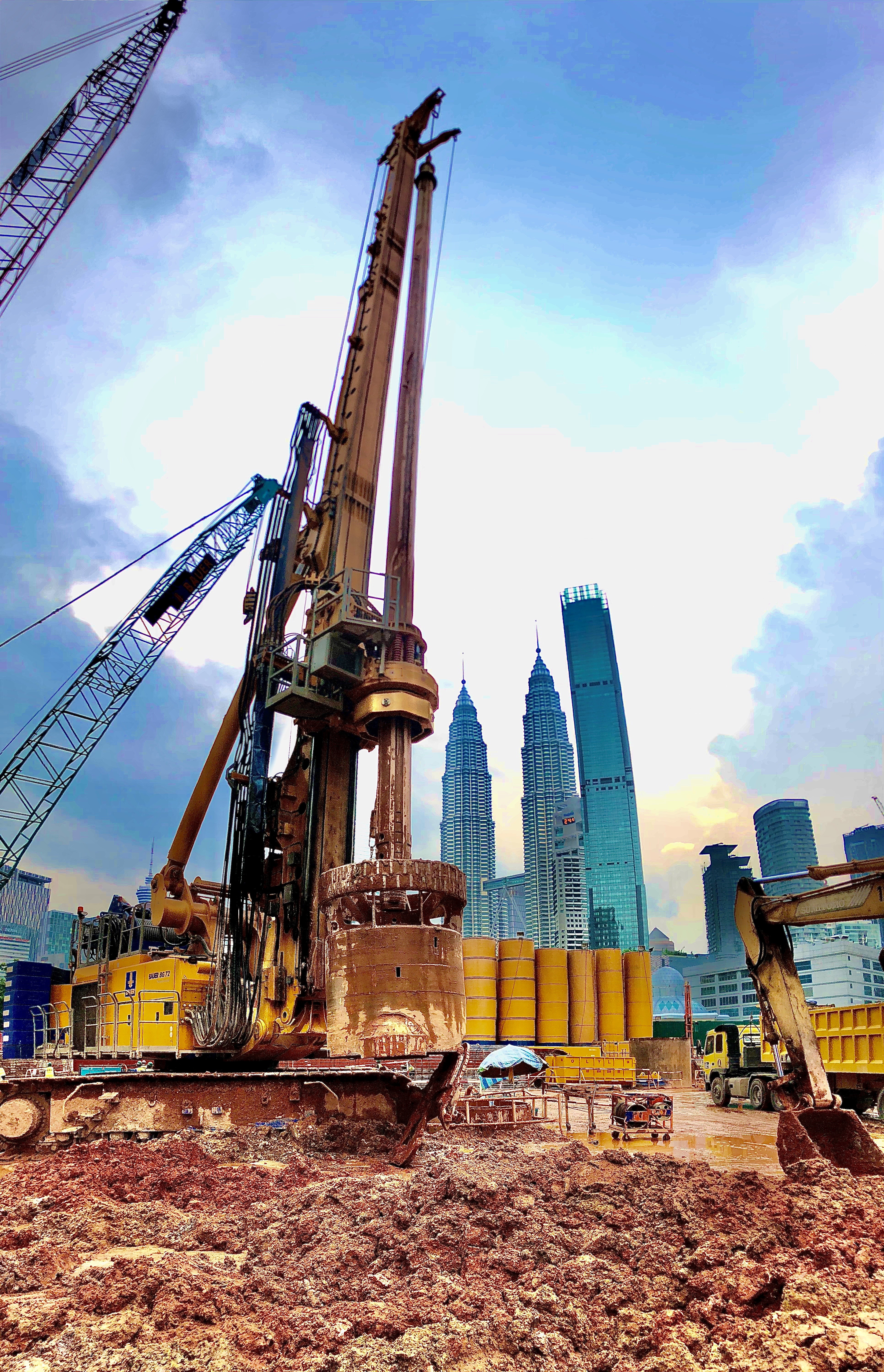 The multifunctional BAUER BG 72 drilling rig on a BT 180 base carrier