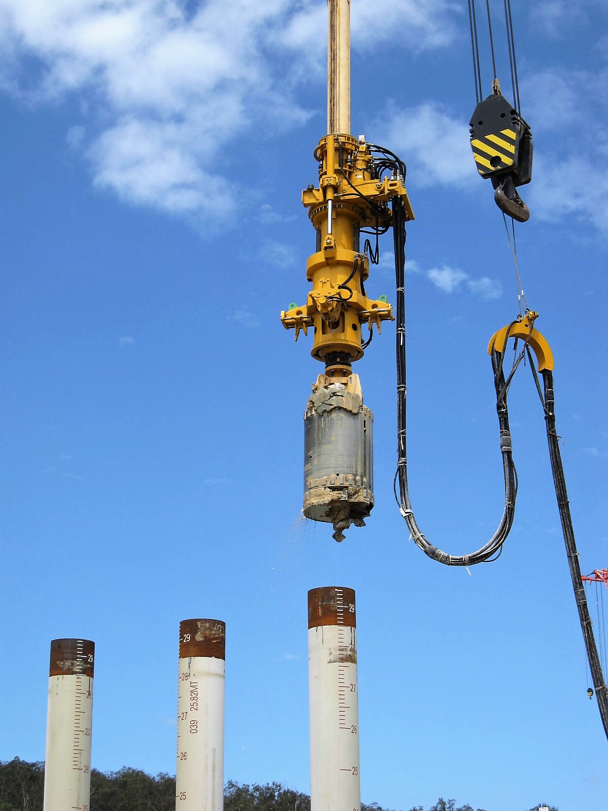 L'engin de forage BAUER Fly Drill est monté sur des tubes d'acier. Il est utilisé lorsque des forages doivent être réalisés pour des fondations offshore sur sol plat à l'aide de la méthode de forage Kelly. La profondeur maximale de forage et d'eau est d'environ 60 m.