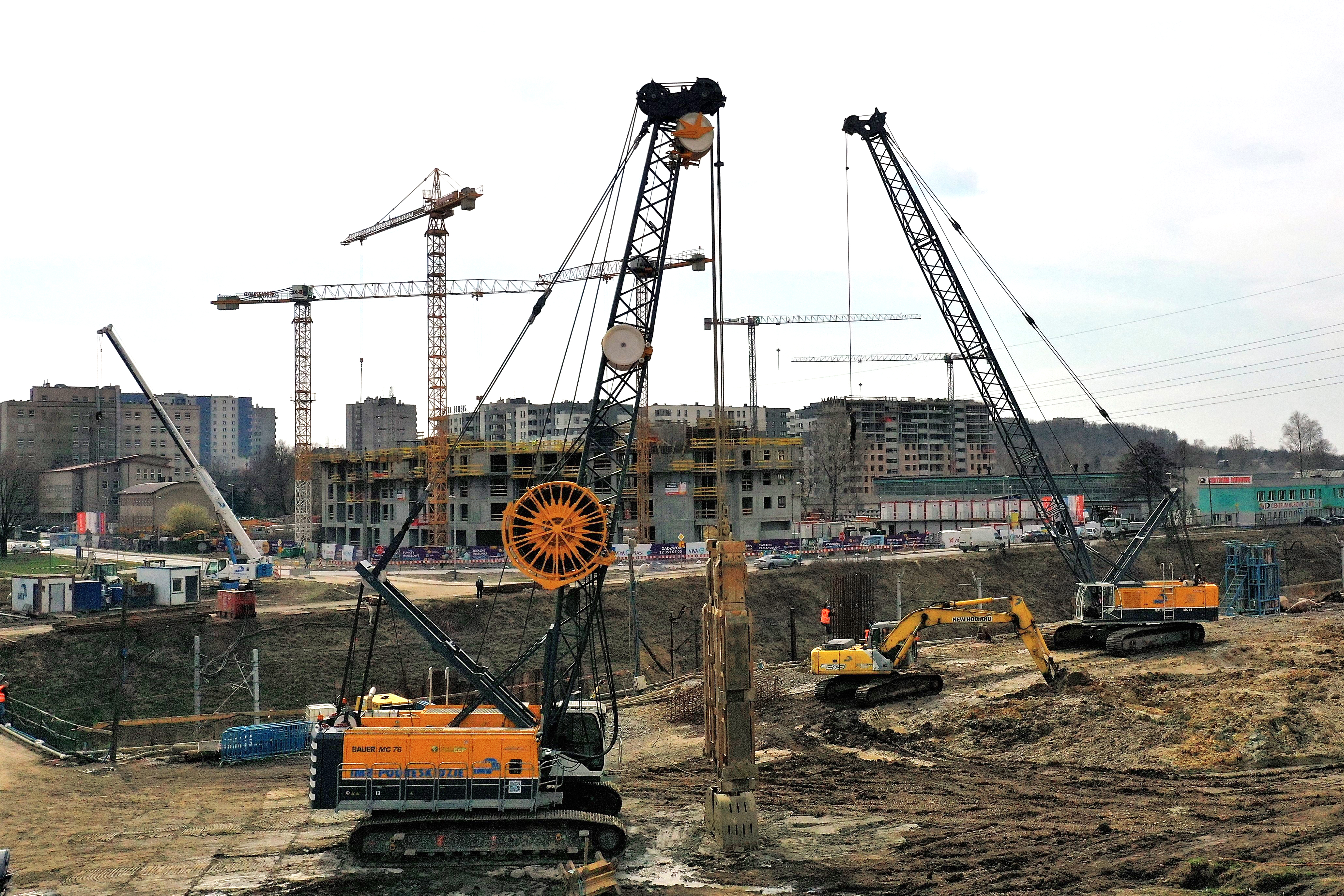 Les grues treillis sur chenilles Bauer servent de porteurs pour nos bennes preneuses pour parois moulées, nos fraises, nos mâts ou pour le compactage des sols. Découvrez nos championnes !