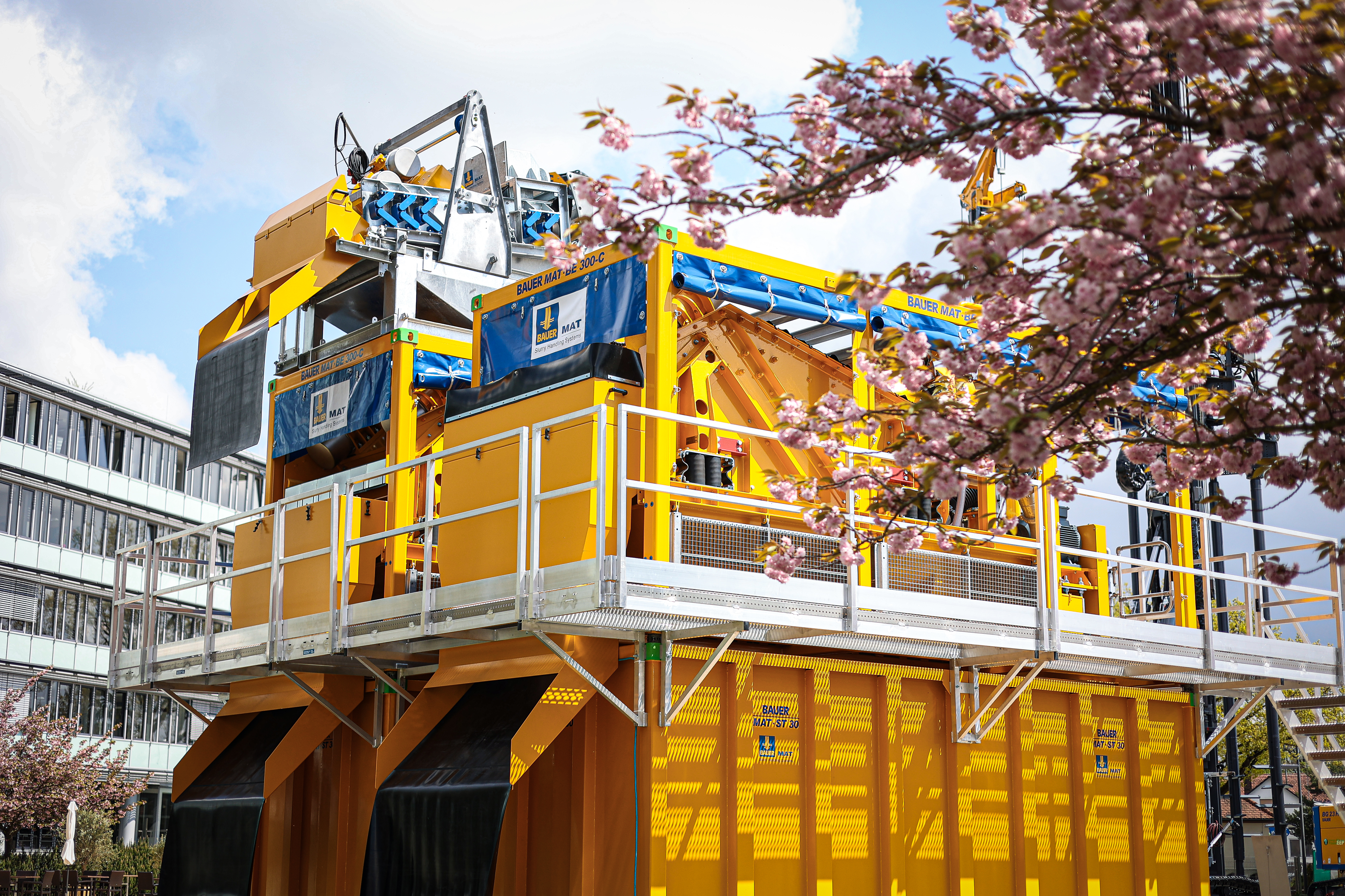 Découvrez les systèmes complets de malaxage et de séparation du coulis, les centrifugeuses et les centrales d'injection de BAUER MAT Slurry Handling Systems.