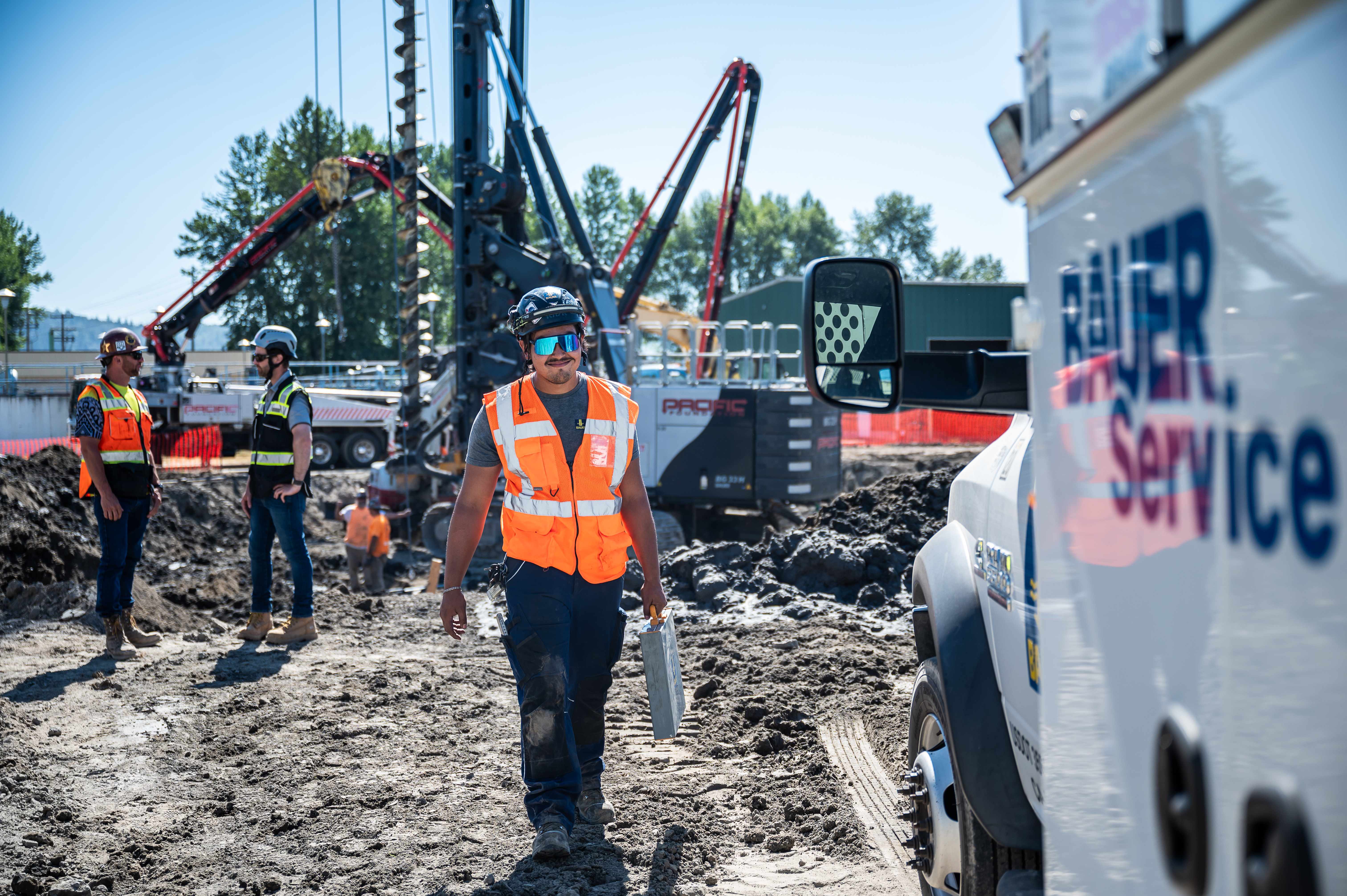 Bauer Equipment America: Service consultant on customer site
