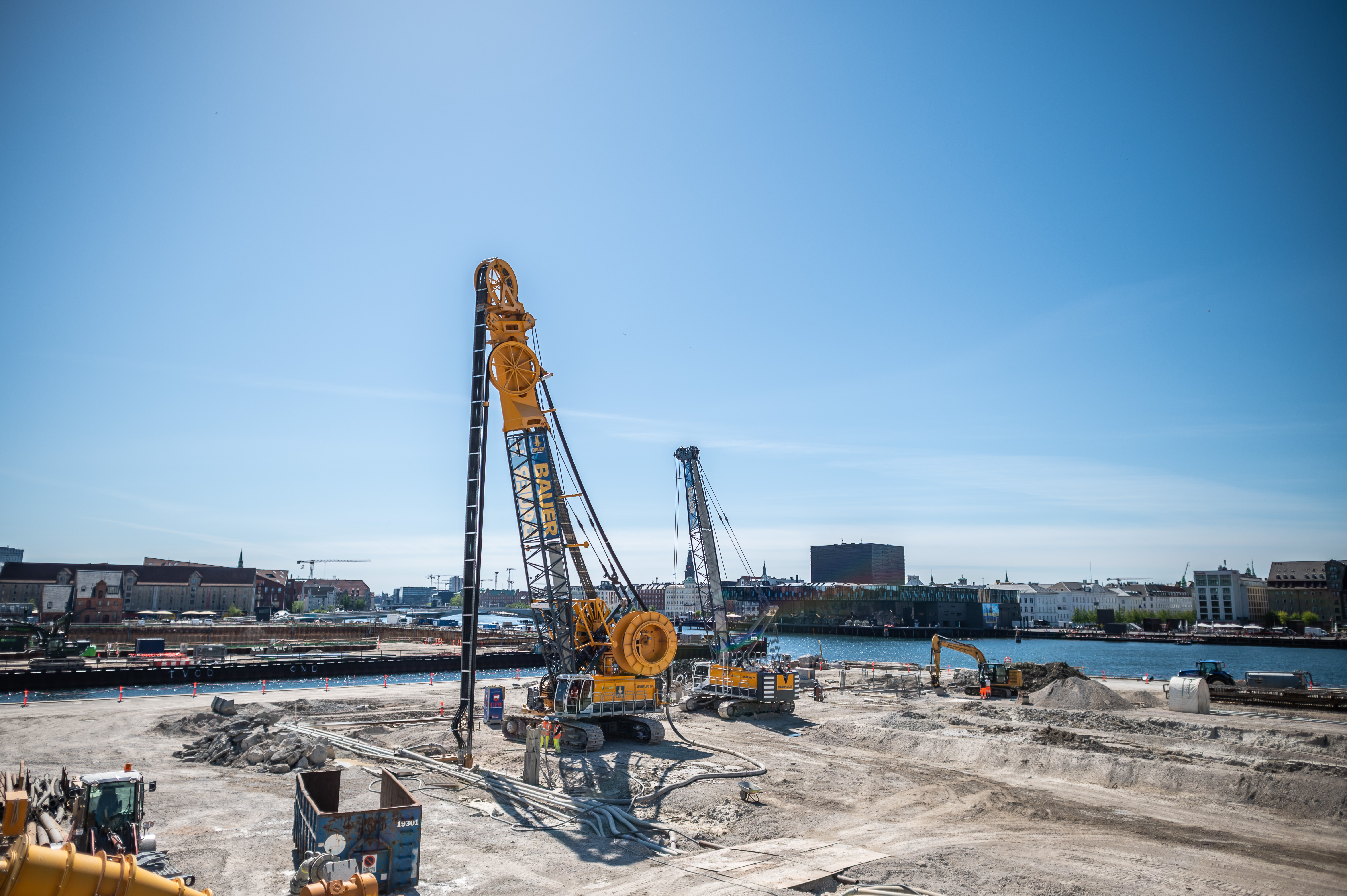 Bauer duty-cycle cranes serve as base carriers for our diaphragm wall grabs, trench cutters, leaders or for soil compaction. 