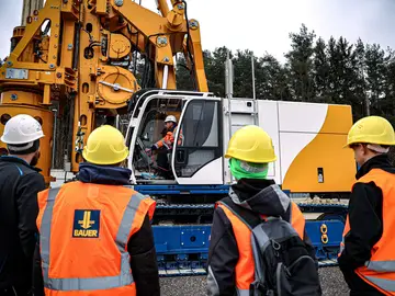 Am schulfreien Buß- und Bettag schnupperten bei Bauer drei Interessenten in den neuen Ausbildungsberuf des Land- und Baumaschinenmechatronikers.