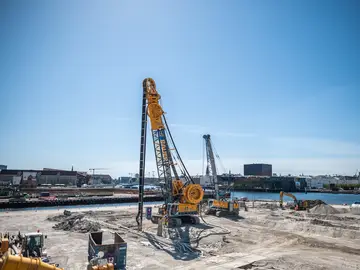 Bauer duty-cycle cranes serve as base carriers for our diaphragm wall grabs, trench cutters, leaders or for soil compaction. 